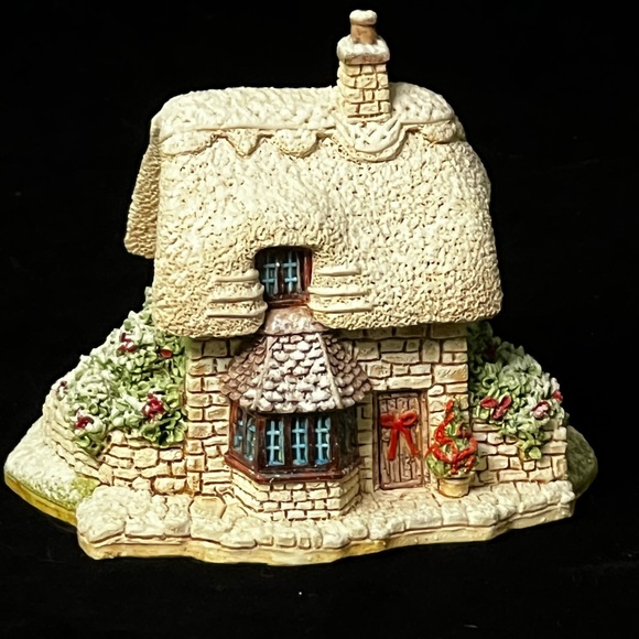Lilliput Lane | Partridge Cottage | Christmas Collection - Picture 4 of 7